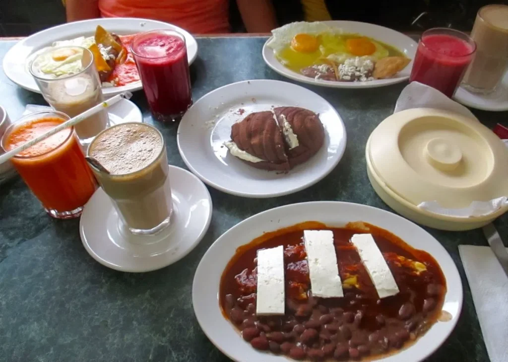 Menú de Huevos Tradicionales de Bisquets Obregon