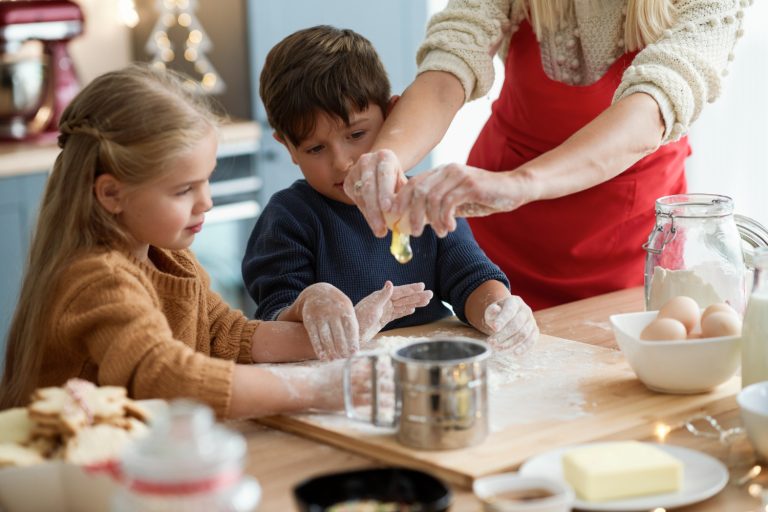 ¿Cómo enseñarles a tus hijos a cocinar?